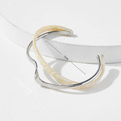 “White shellfish geometric C-shaped metal bracelets for women, stylish and perfect for jewelry gifts.”