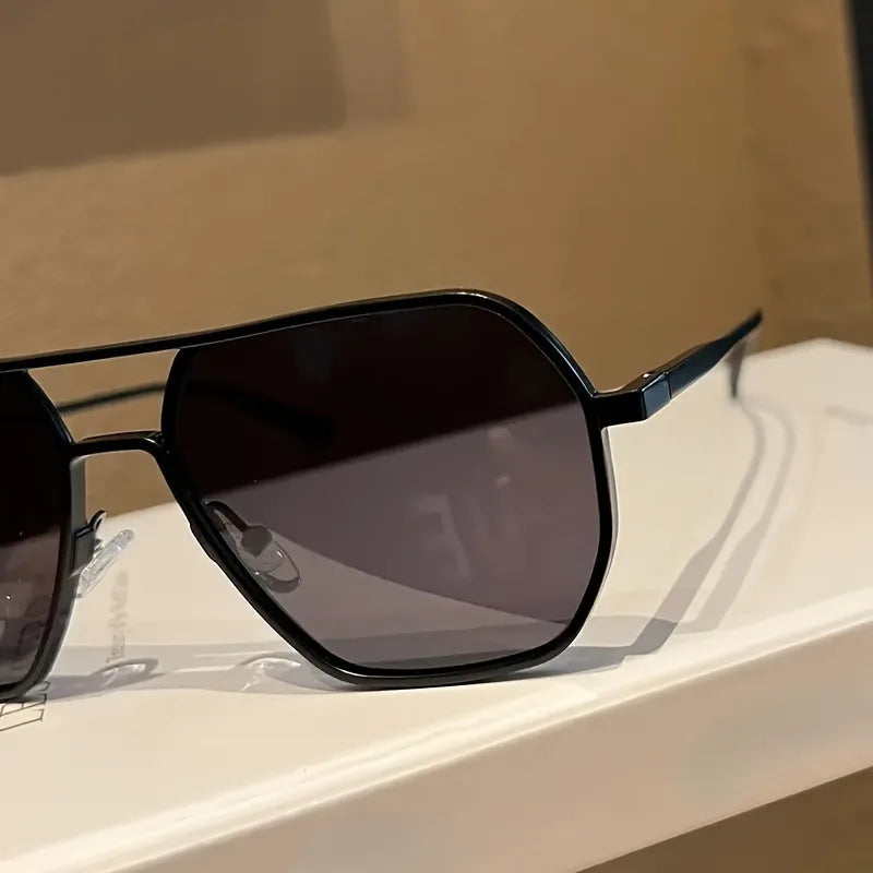 “Square polarized photochromic glasses with metal frame, ideal for driving.”