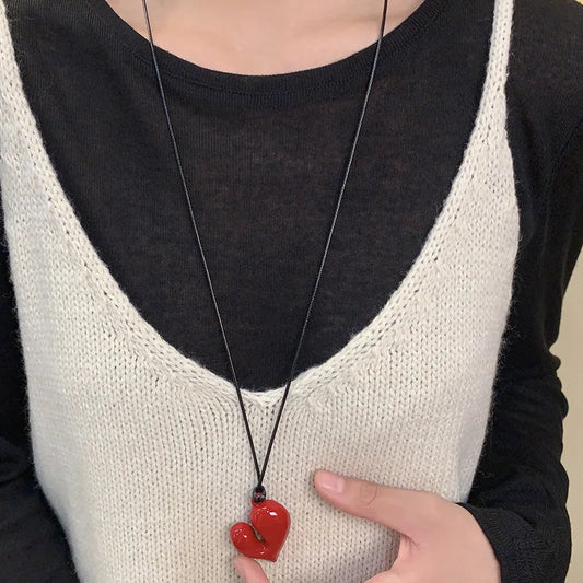“Heart Pendant Necklace – Adjustable Pull-out Sweater Chain Accessory”