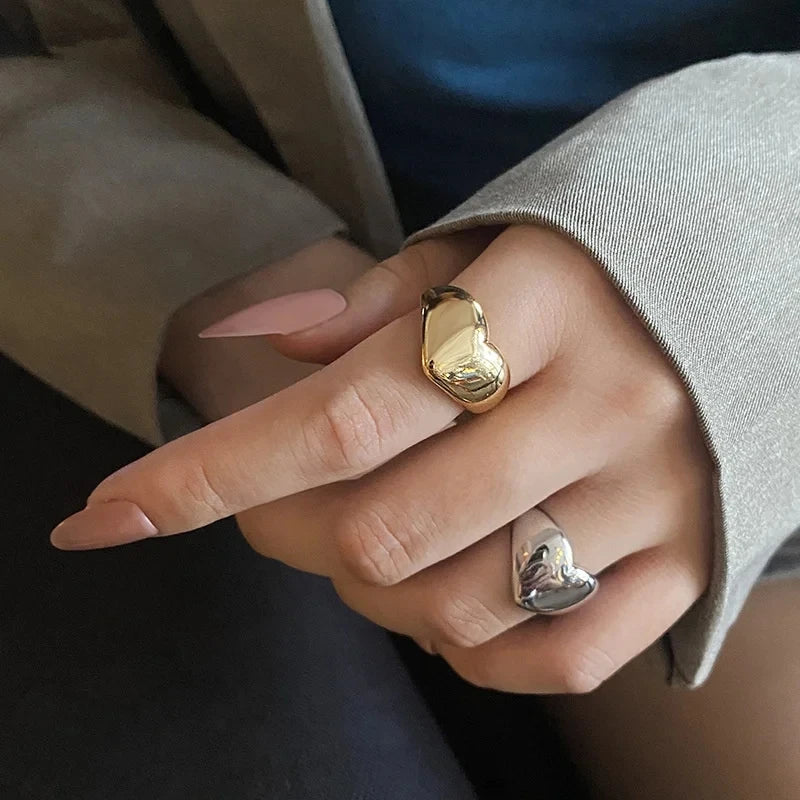 “Smooth stainless steel heart ring, trendy Y2K style, ideal gift.”
